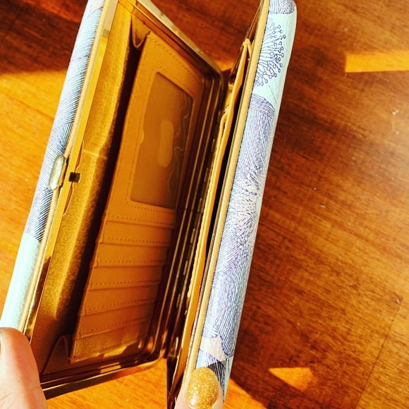 Blue Floral 🌺 Wallet Clutch 👛 - Super cute addition to your collection! - Picture 4 of 7